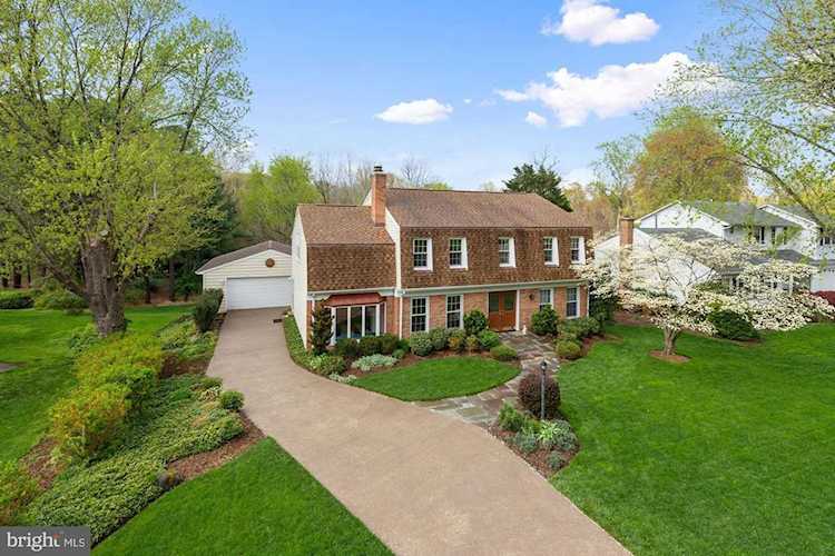 9812 Meadow Knoll Ct Vienna, VA 22181