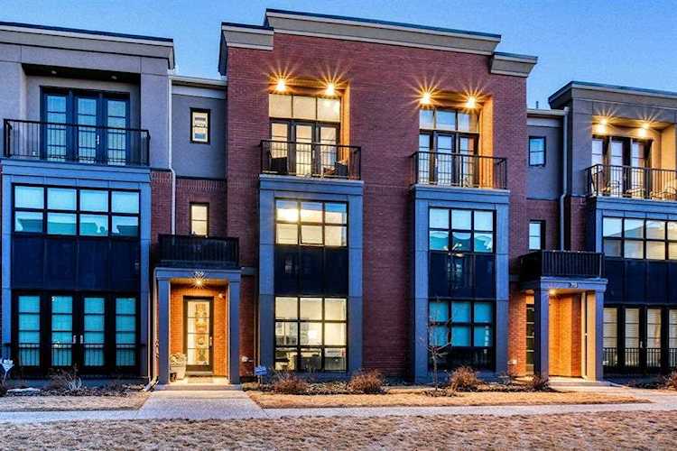 709 Aspen Meadows Hill SW Calgary, AB T3H 0G4