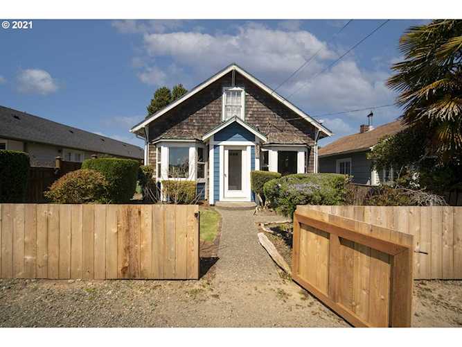 871 SE 1st St Bandon, OR 97411 | MLS 21212810 Photo 1