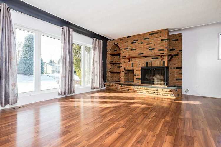 10743 44 Street Edmonton, AB T6A 1W3