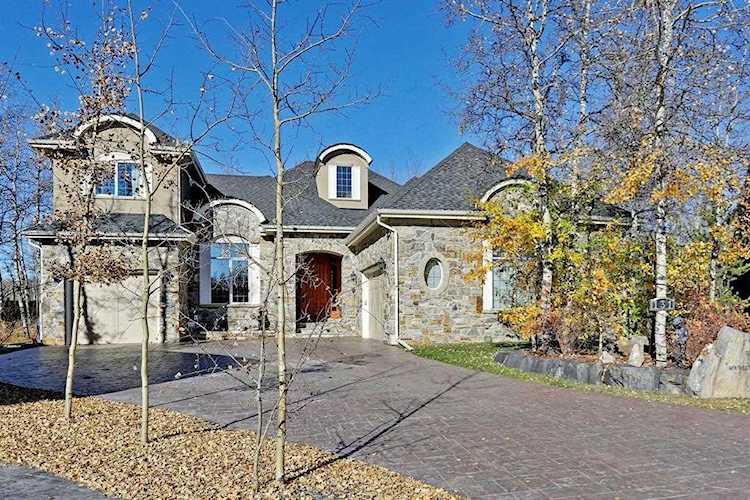 131 Wentwillow Ln SW Calgary, AB T3H 5W8