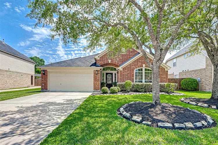 2435 Pioneer Oaks Dr Fresno, TX 77545