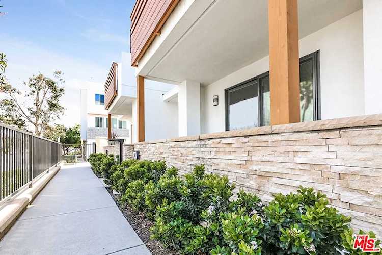 647 W 17th St Costa Mesa, CA 92627