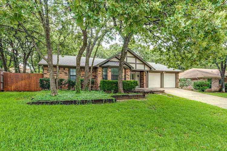 309 Bremen Drive Hurst, TX 76054