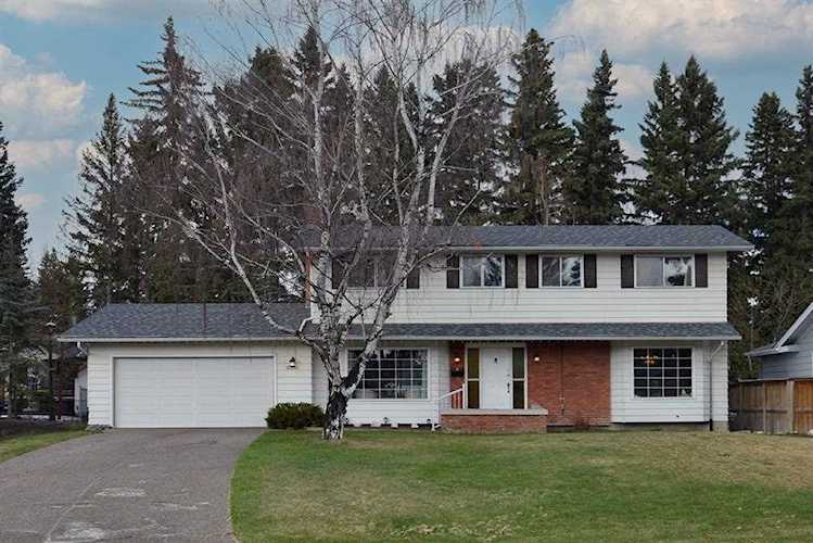 6811 Lawrence Ct SW Calgary, AB T3E 6B6