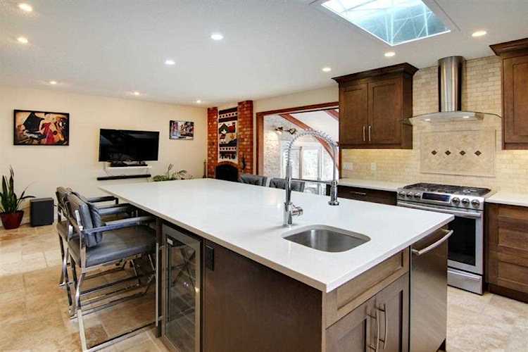 6916 Silverview Rd NW Calgary, AB T3B 3M1