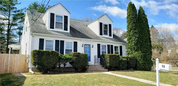 16 Central St Lincoln, RI 02838