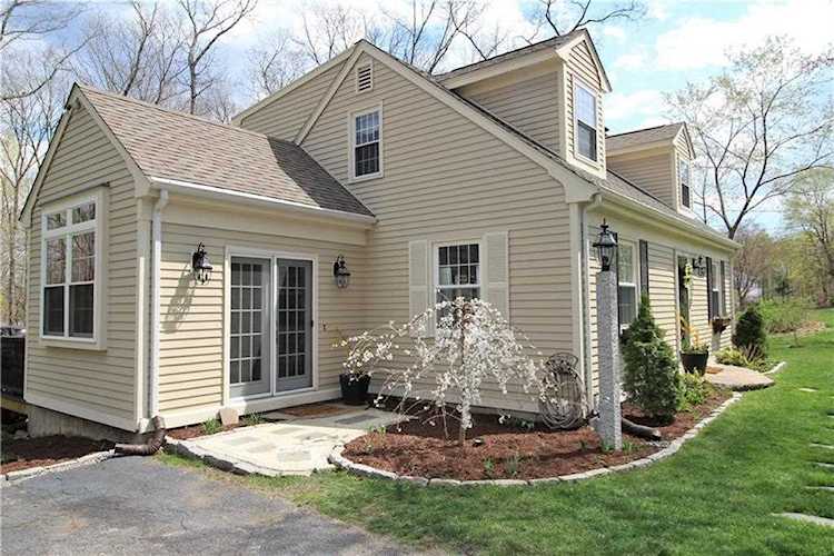65 Hillside Rd Cumberland, RI 02864
