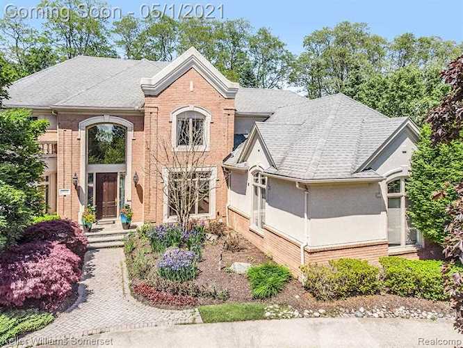 2928 Vineyards Dr Troy, MI 48098