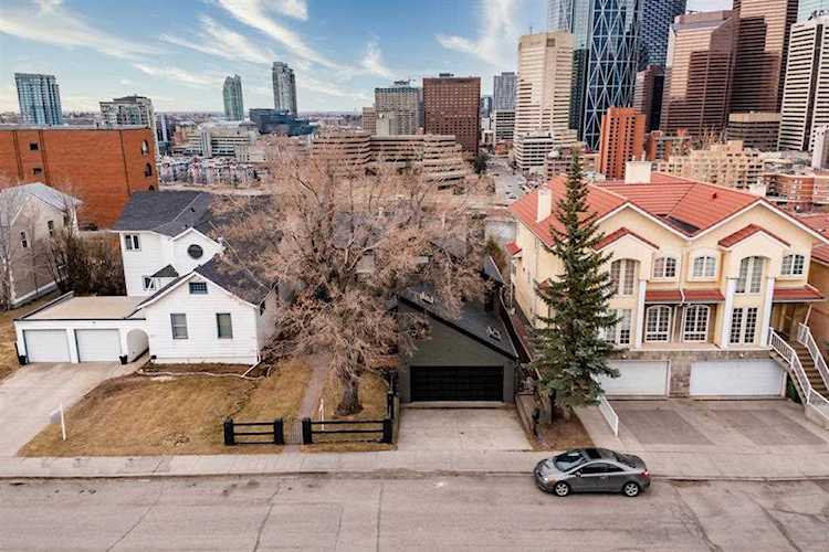 215 2 Ave NE Calgary, AB T2E 0E3