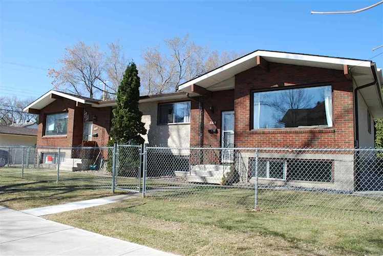 8412-8414 100 Street Edmonton, AB T6E 5A3