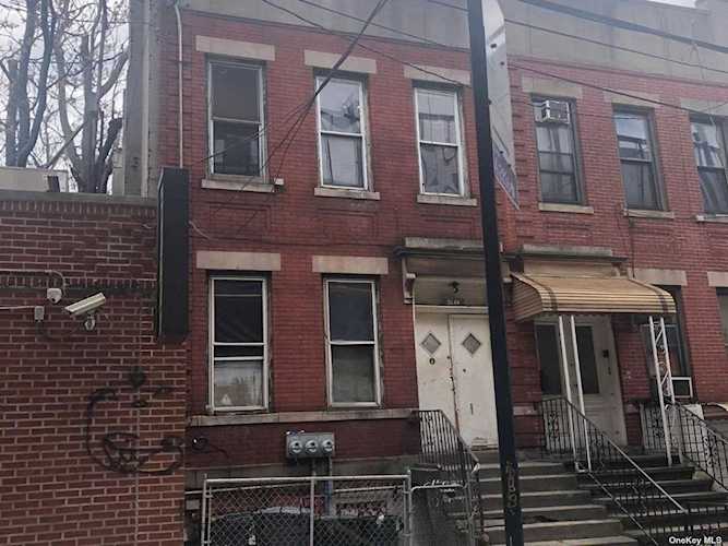 36-07 31st St Astoria, NY 11106