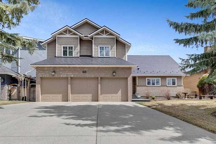 664 Lake Moraine Way SE Calgary, AB T2J 3A5