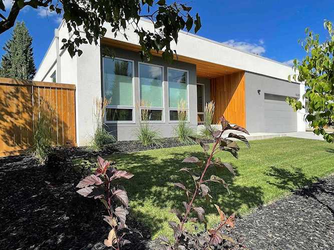 15208 75 Avenue Edmonton, AB T5R 2Z1