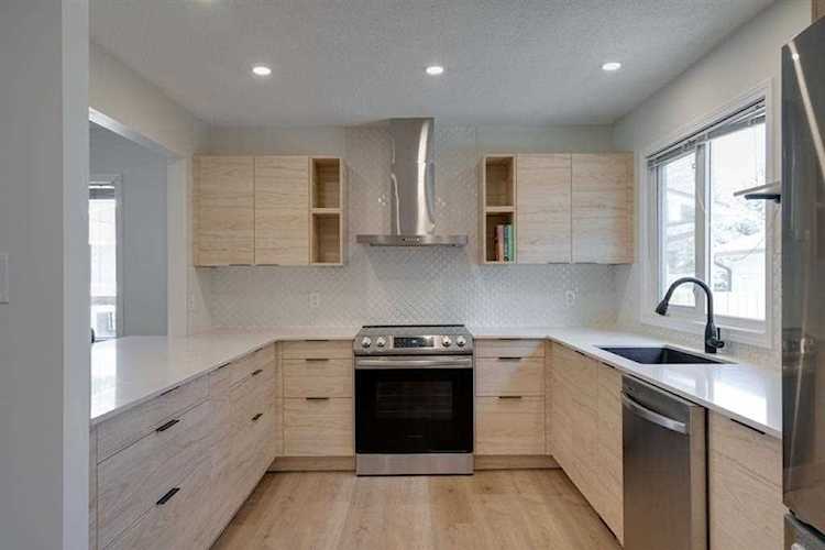 9612 Oakhill Dr SW Calgary, AB T2V 3W2