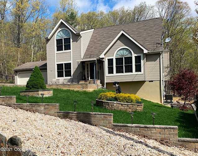 7050 W Woodbridge Dr Bushkill, PA 18324