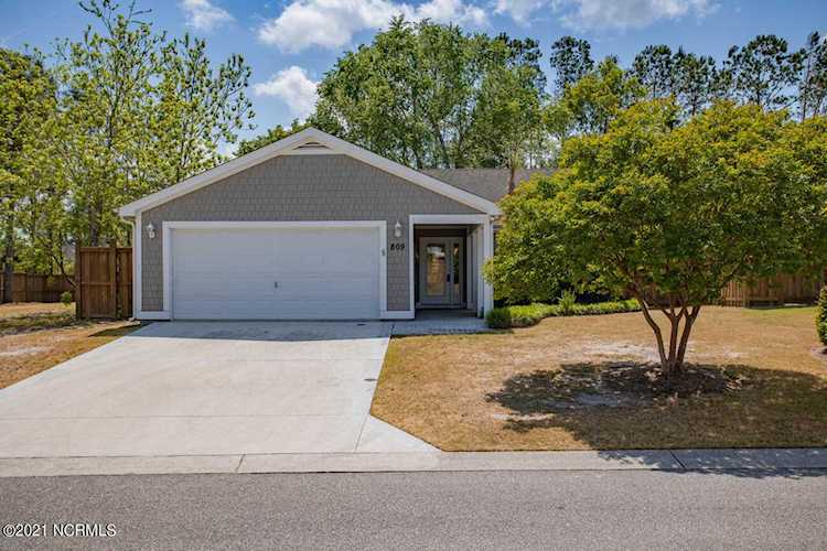 Real Estate & property in Wilmington NC at 809 Royal Bonnet Ct the latest price of $400,000 in Zipcode 28405 Photo 1