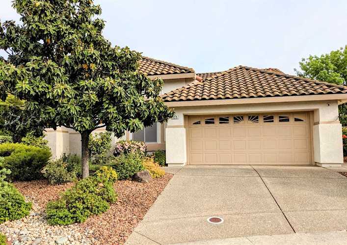 325 Roundhill Court Roseville, CA 95747