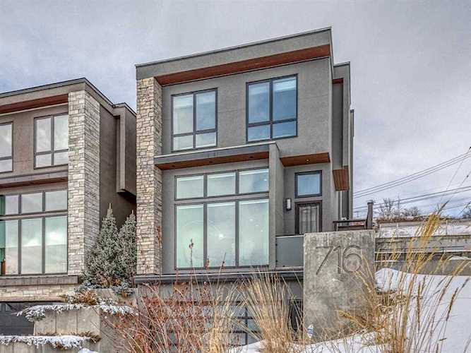 716 Bridge Crescent NE Calgary, AB t2e 5b5