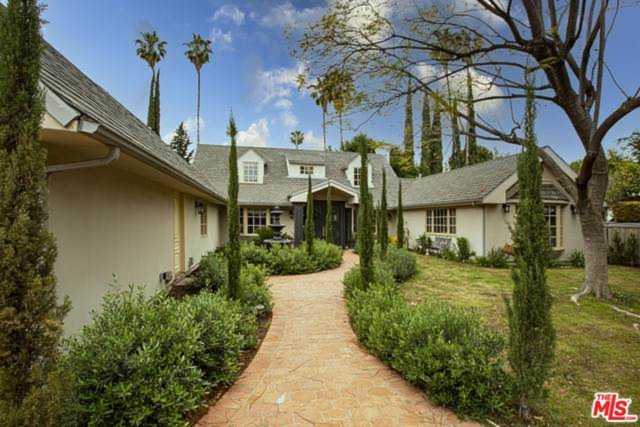 4929 Hayvenhurst Ave Encino, CA 91436