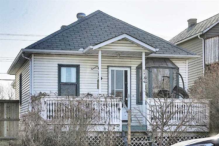 2734 17 St SE Calgary, AB T2G 3W1