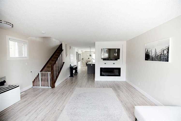 2434 26A St SW Calgary, AB T3E 2C5
