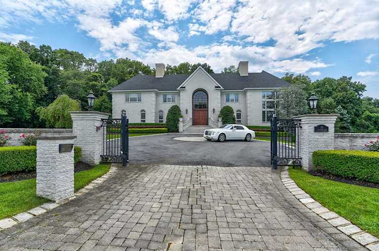 11 Parkwood Ln Colts Neck, NJ 07722