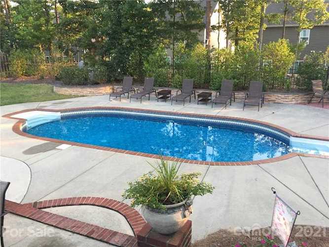 1119 Butterburr Dr Matthews, NC 28104
