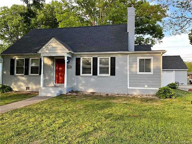 1806 Lee St West Point, VA 23181