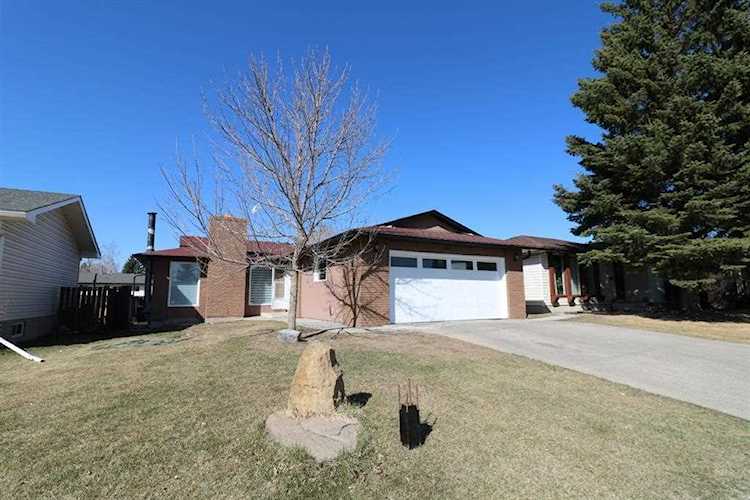 108 Templeside Circle Calgary, AB T1Y 3L7