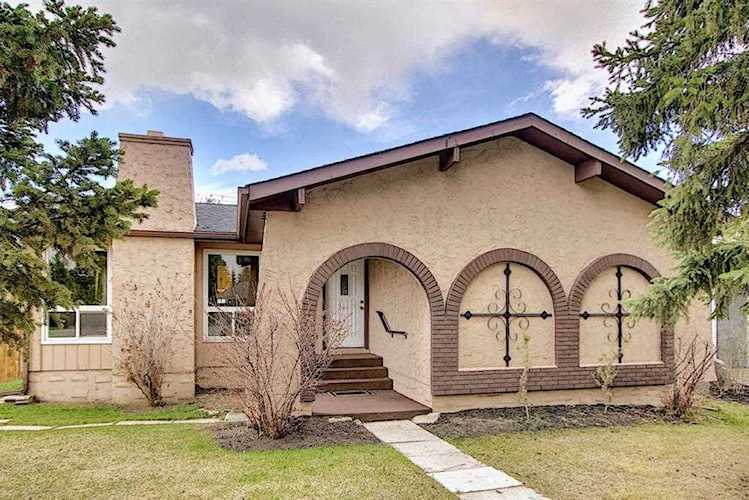 2544 106 Ave SW Calgary, AB T2W 2H9
