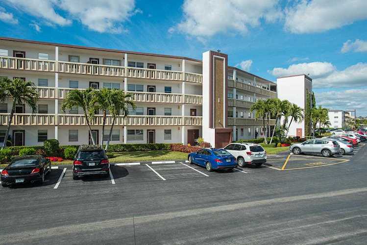 1082 Guildford E Boca Raton, FL 33434