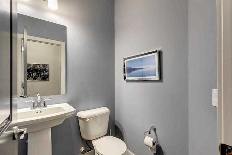 18 Legacy Ln SE Calgary, AB T2X 0W9