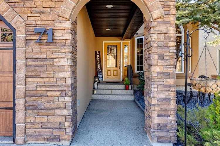 71 Mt Robson Circle SE Calgary, AB T2Z 2C1