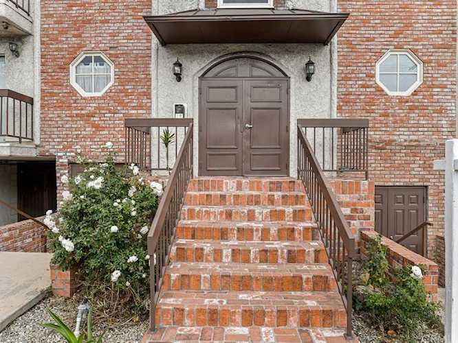 1750 N Harvard Blvd #104 Los Angeles, CA 90027