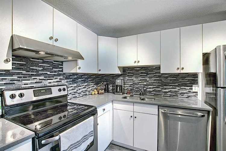 3 Cedar Springs Gardens SW #3 Calgary, AB T2W 5J9