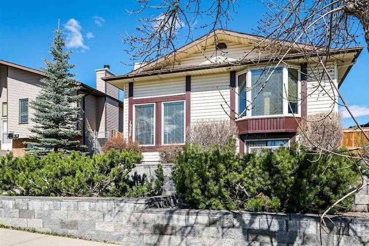 1228 Berkley Dr NW Calgary, AB T3K 1S9