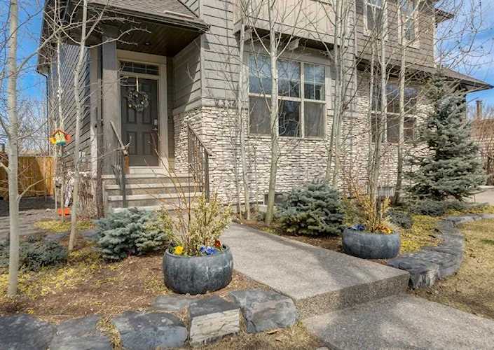 2334 54 Ave SW Calgary, AB T3E 1M1