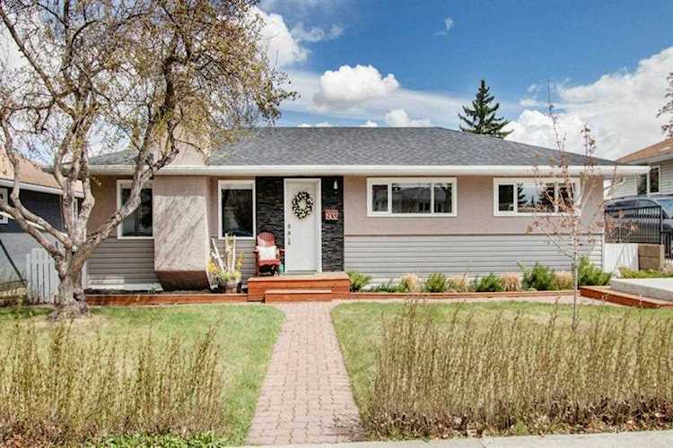 1932 Green Ridge Rd SW Calgary, AB T3E 4B1
