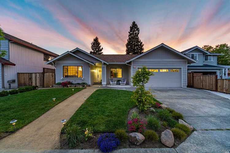 132 Melva Court Windsor, CA 95492