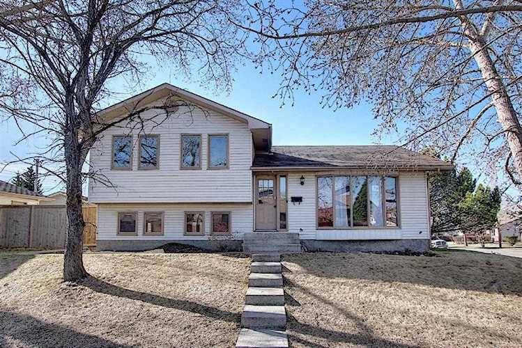 59 Scenic Acres Dr NW Calgary, AB T3L 1A3