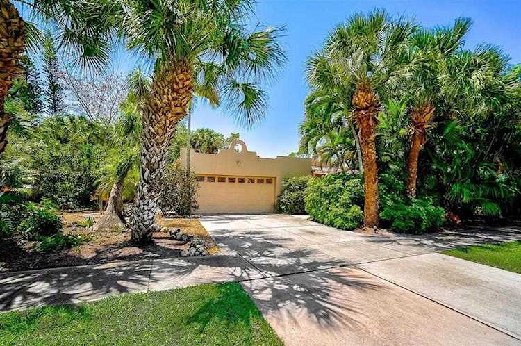 656 Avenida De Mayo Sarasota, FL 34242