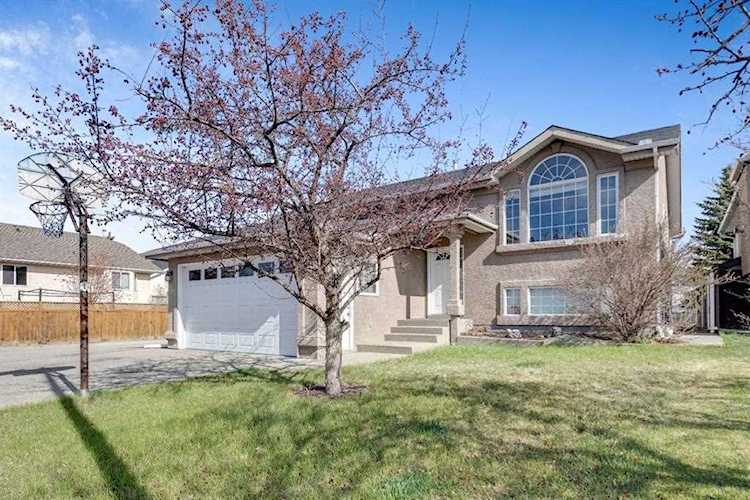 12 Mckenzie Lake Crescent SE Calgary, AB T2Z 2P2