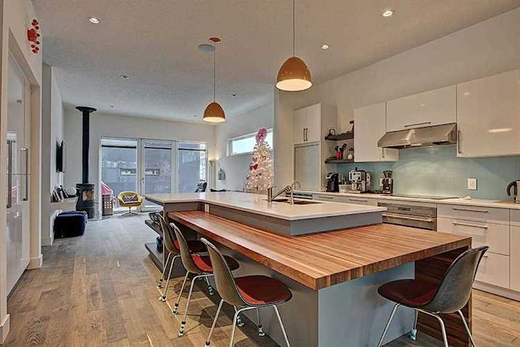 524 10 St NE Calgary, AB T2E 4M5