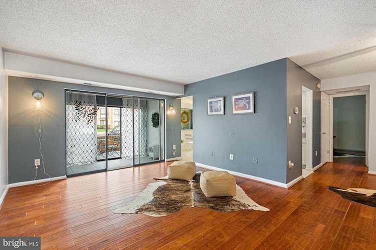 10210 Bushman Dr #302 Oakton, VA 22124