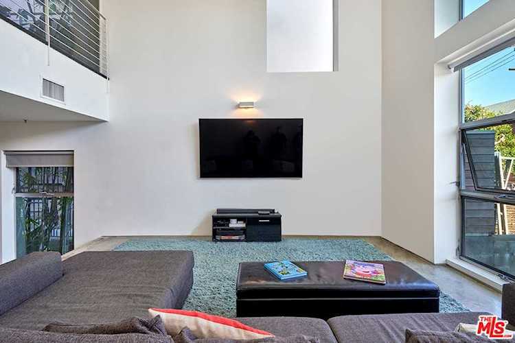 611 N Bronson Ave #1 Los Angeles, CA 90004