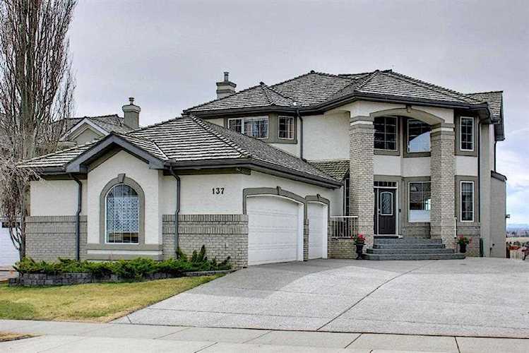 137 Mt Douglas Circle SE Calgary, AB T2Z 3P2