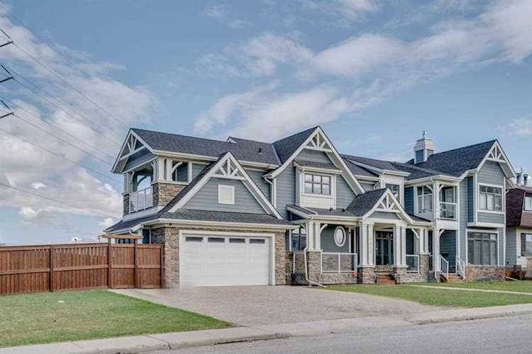 1603 46 St NW Calgary, AB T3B 1A8