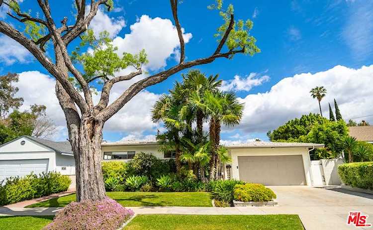19111 Sylvan St, Tarzana, CA 91335 | RubyHome Photo 1