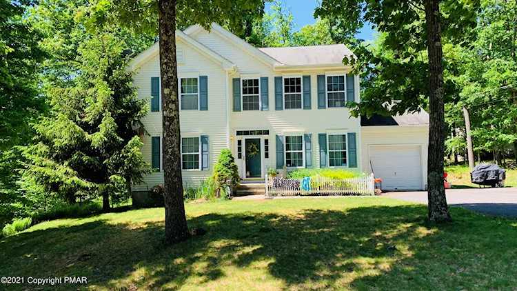 106 Warwick Ct Bushkill, PA 18324